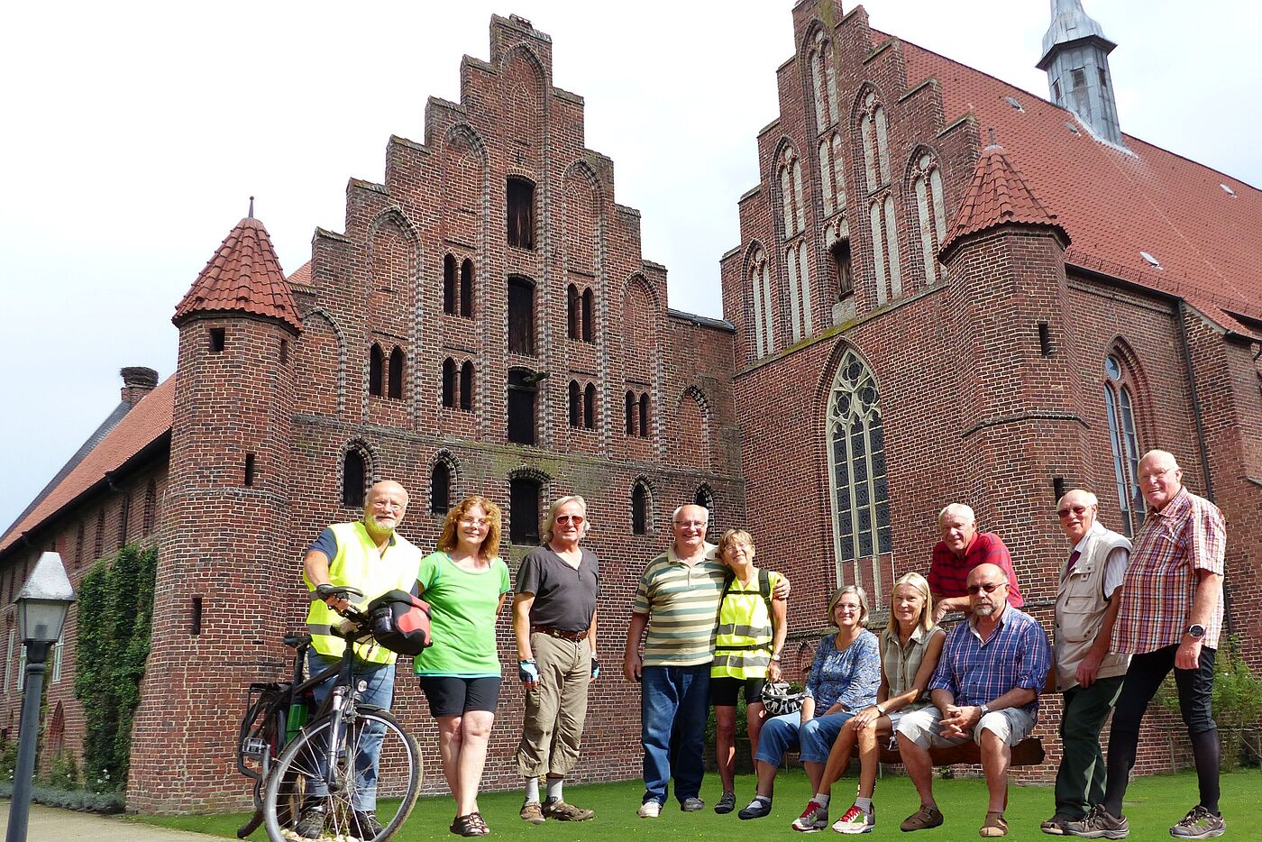 Gruppe vor Kloster