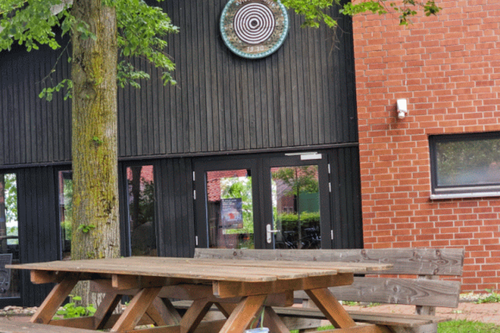 ST10 OLD Glockenturm - Bank vor Feuerwehrhaus