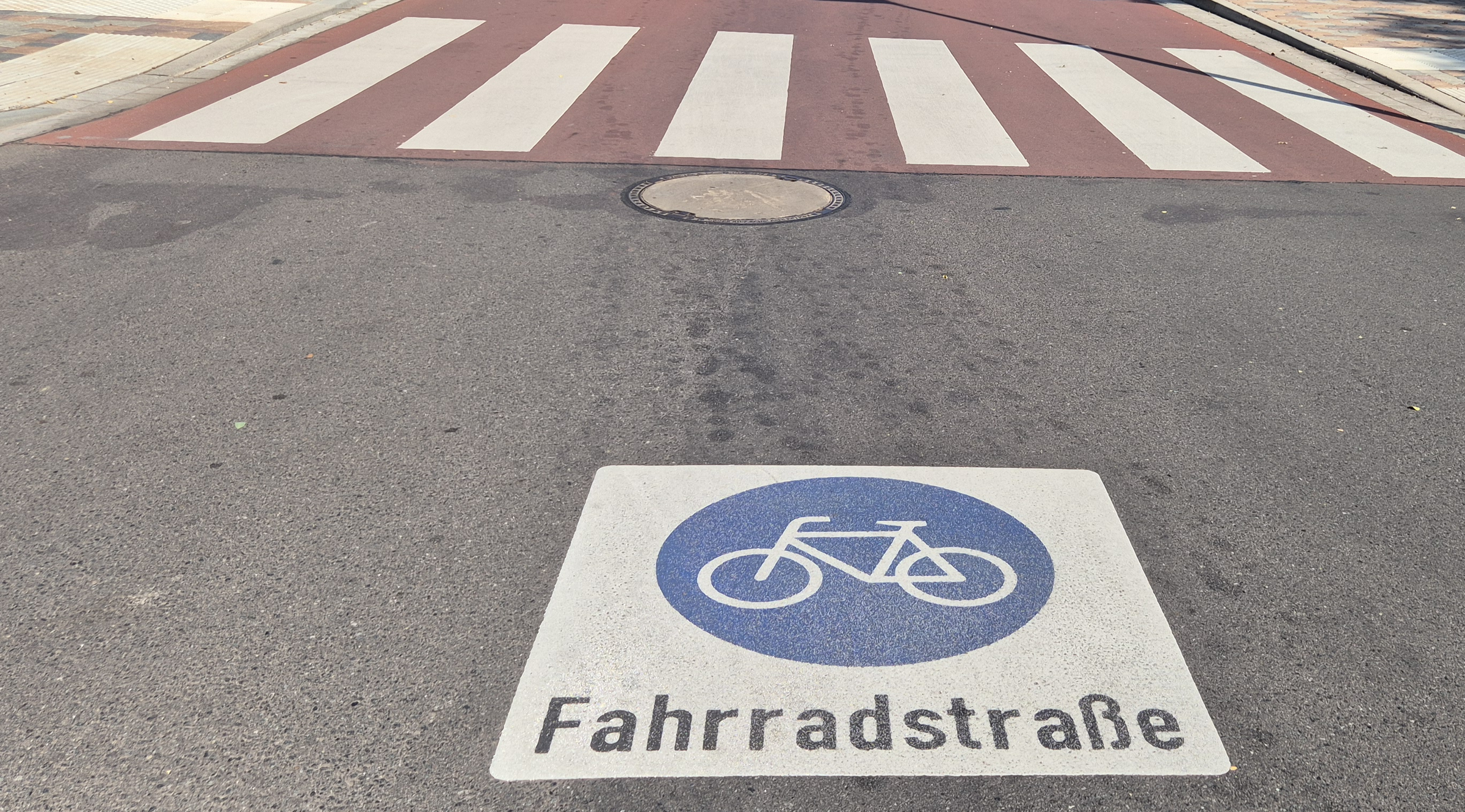 Fahrradstraße mit Bushaltestelle am Bahnhof