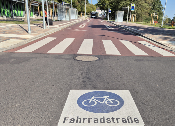 Fahrradstraße mit Bushaltestelle am Bahnhof