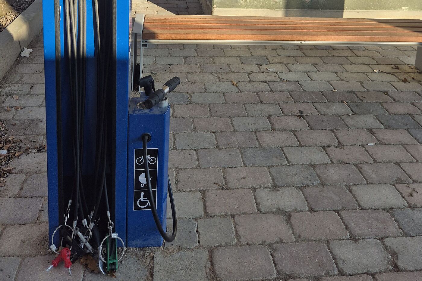 Reparaturstation mit Werkzeug und Pumpe