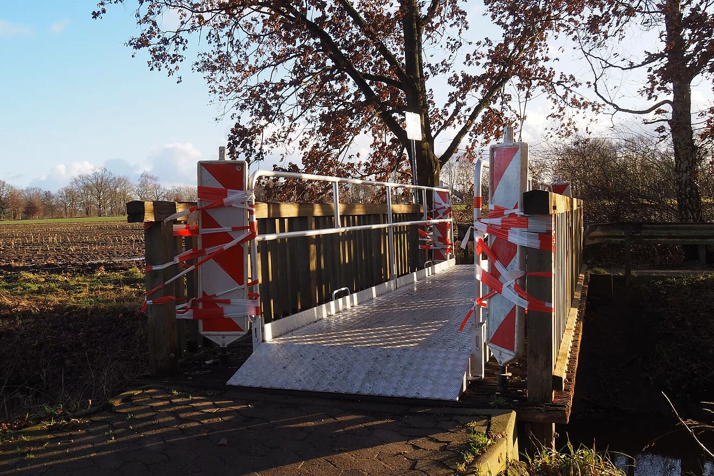 Grabenbrücke als Zwischenlösung