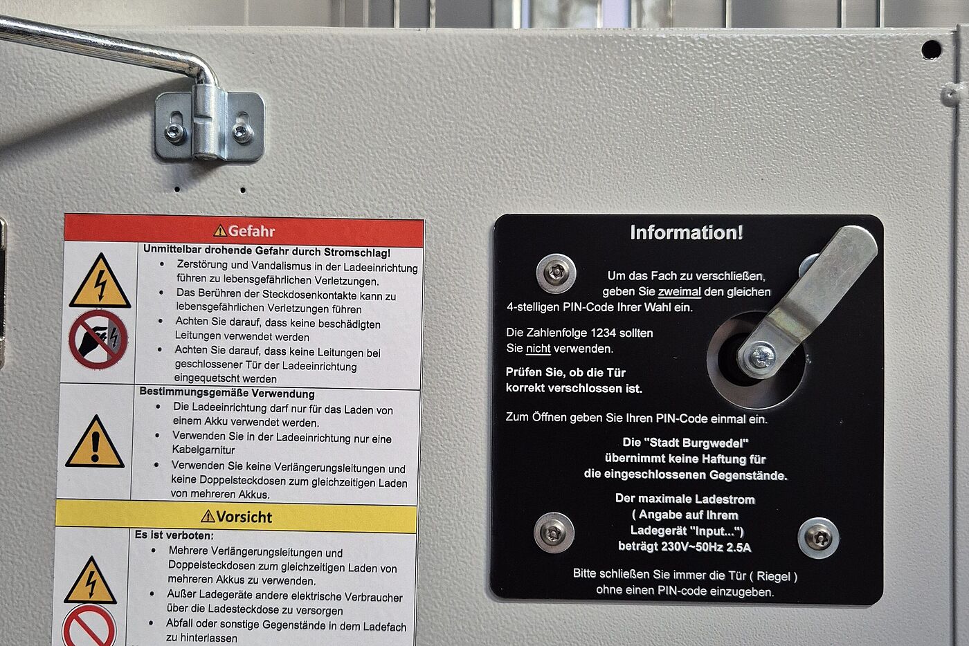 Bedienungsanleitung an der Innenseite der Tür