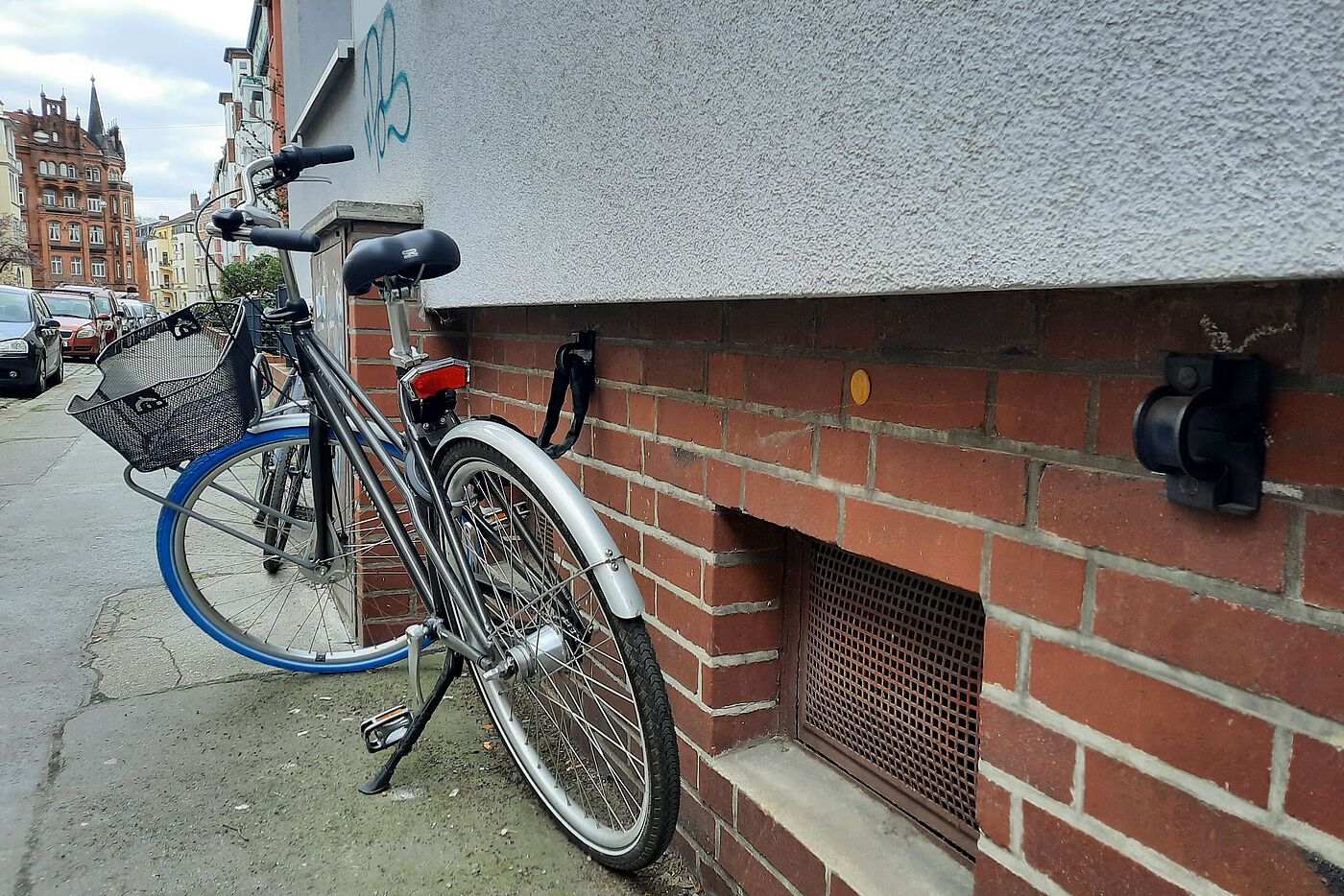 Hannover Sicherung an Hauswand