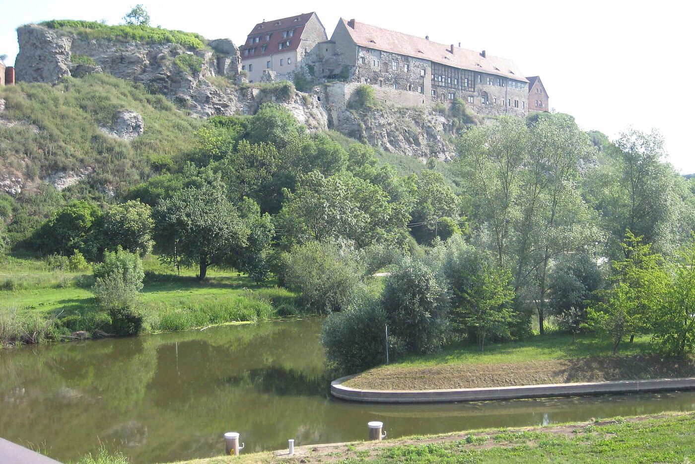 Wettiner Schloss oberhalb der Saale