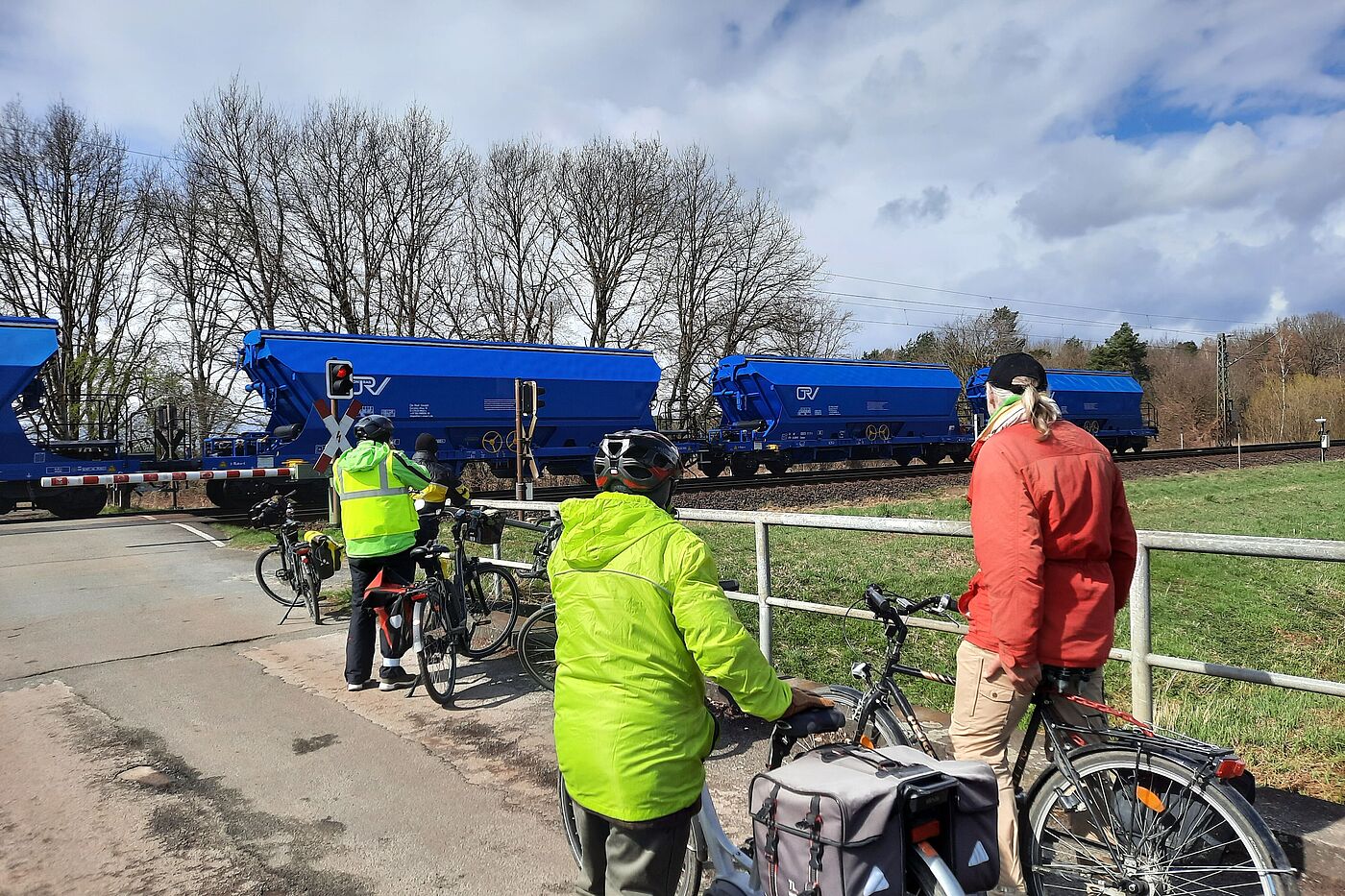 Neue Aue an der Bahnlinie Lehrte-Celle Schranke