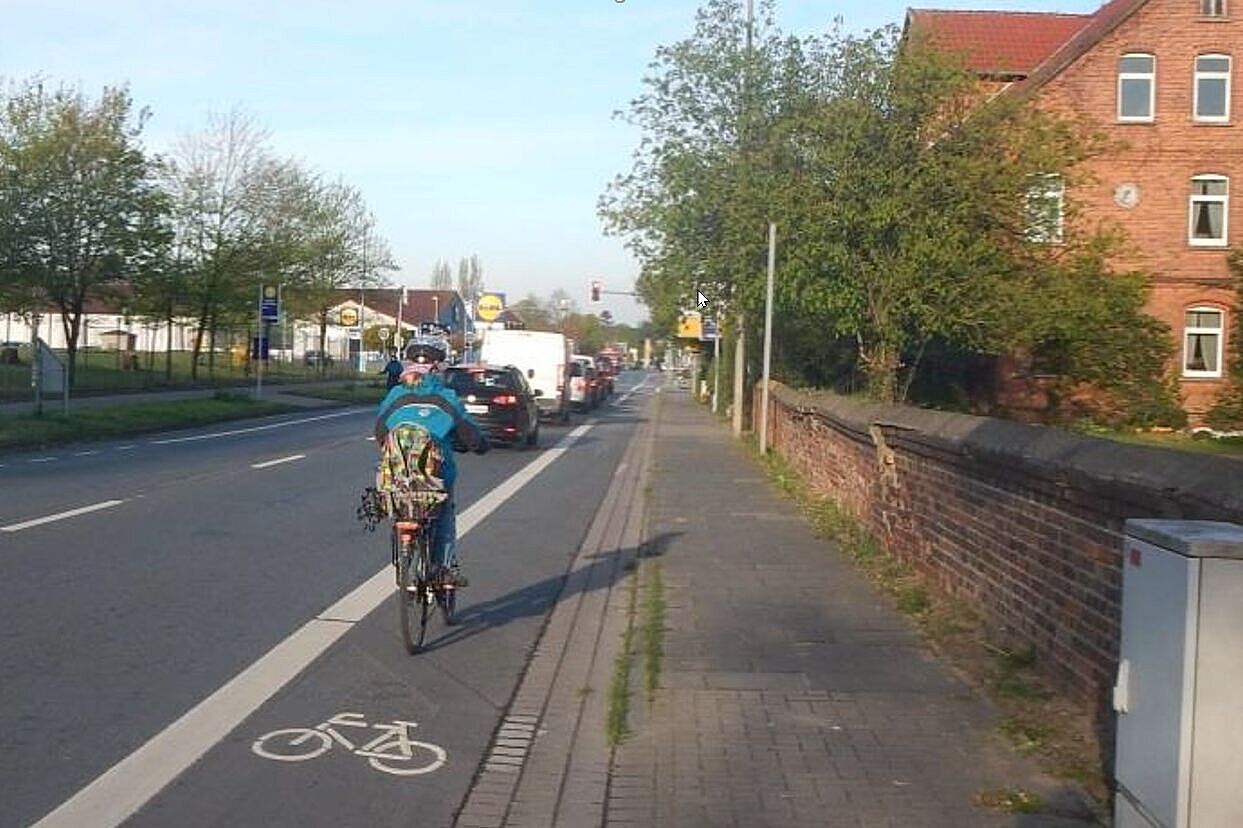 Burgdorf, Uetzer Str., Radfahrstreifen