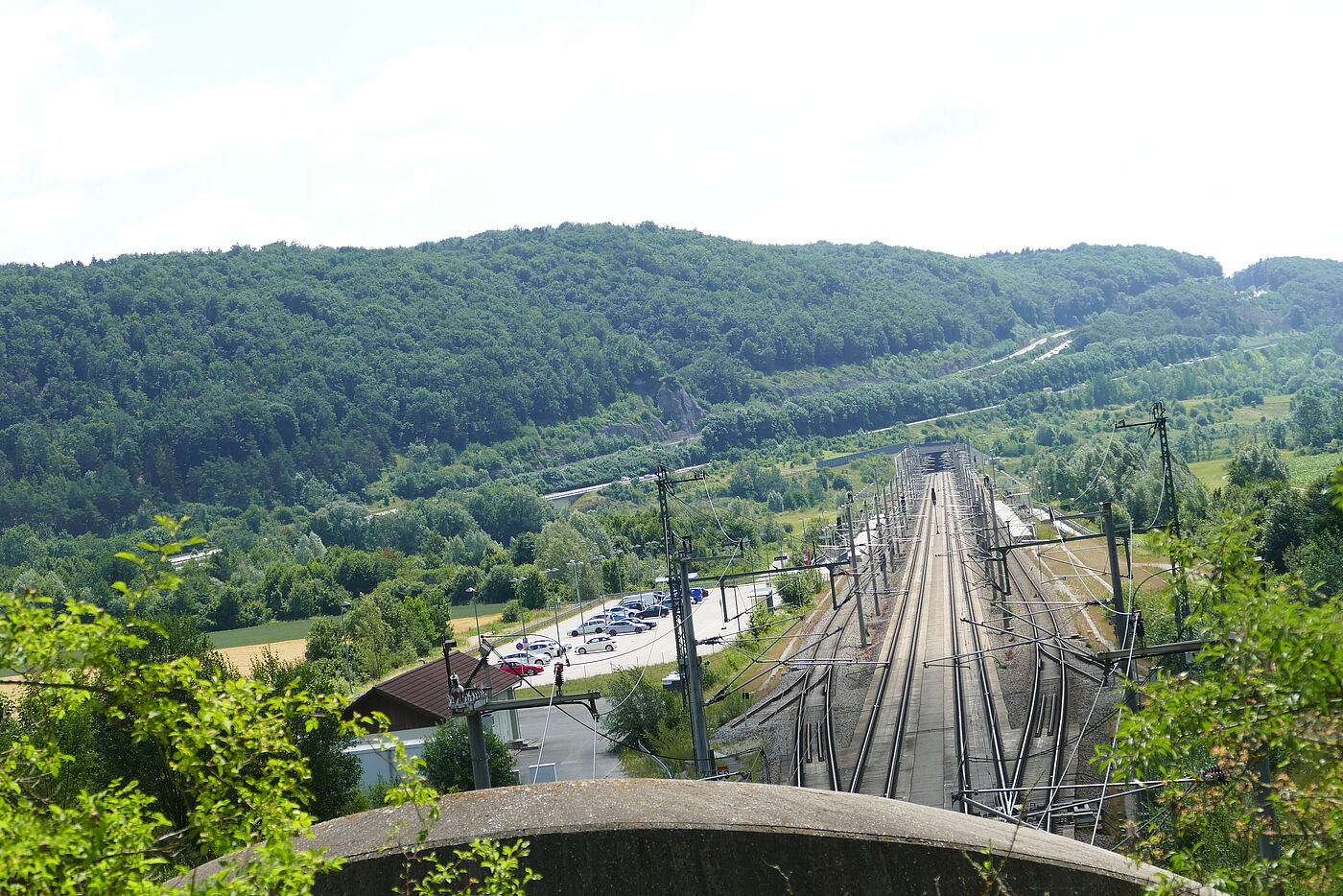 Auto- und Eisenbahn queren das Altmühltal