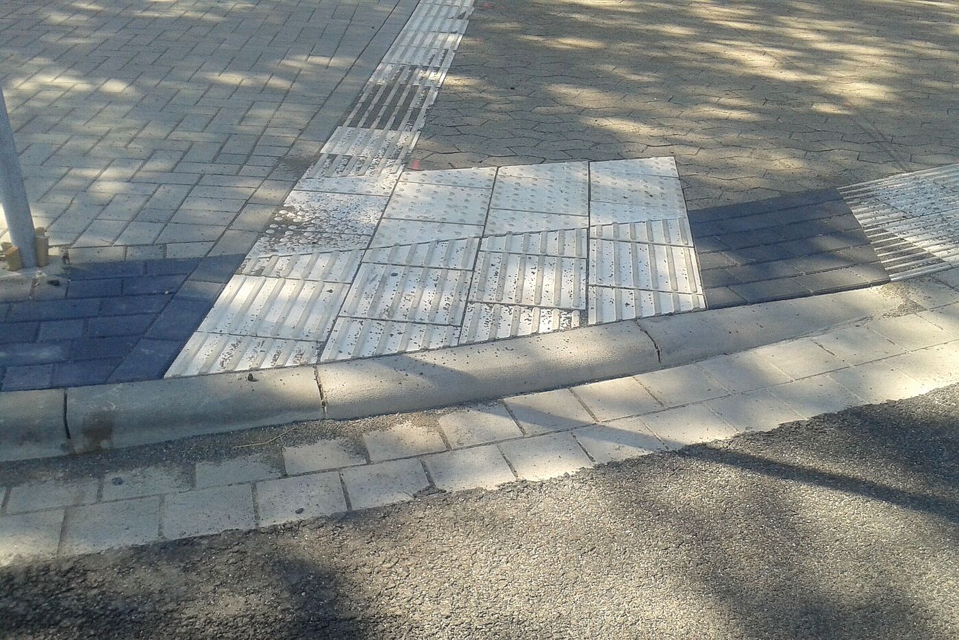 GBW ZOB Einfahrt Profilsteine alt