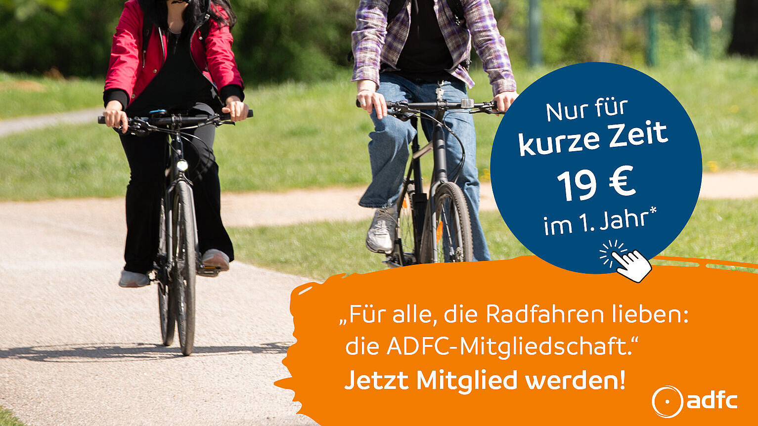 Zwei Menschen fahren mit Fahrradhelm auf einem breiten Weg durch einen grünen Park. Im Bild steht ein Angebot zur ADFC-Mitgliedschaft für 19 Euro im ersten Jahr.
