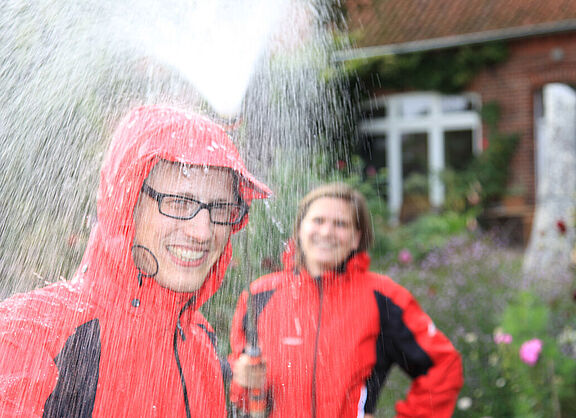 Regenbekleidung wird getestet