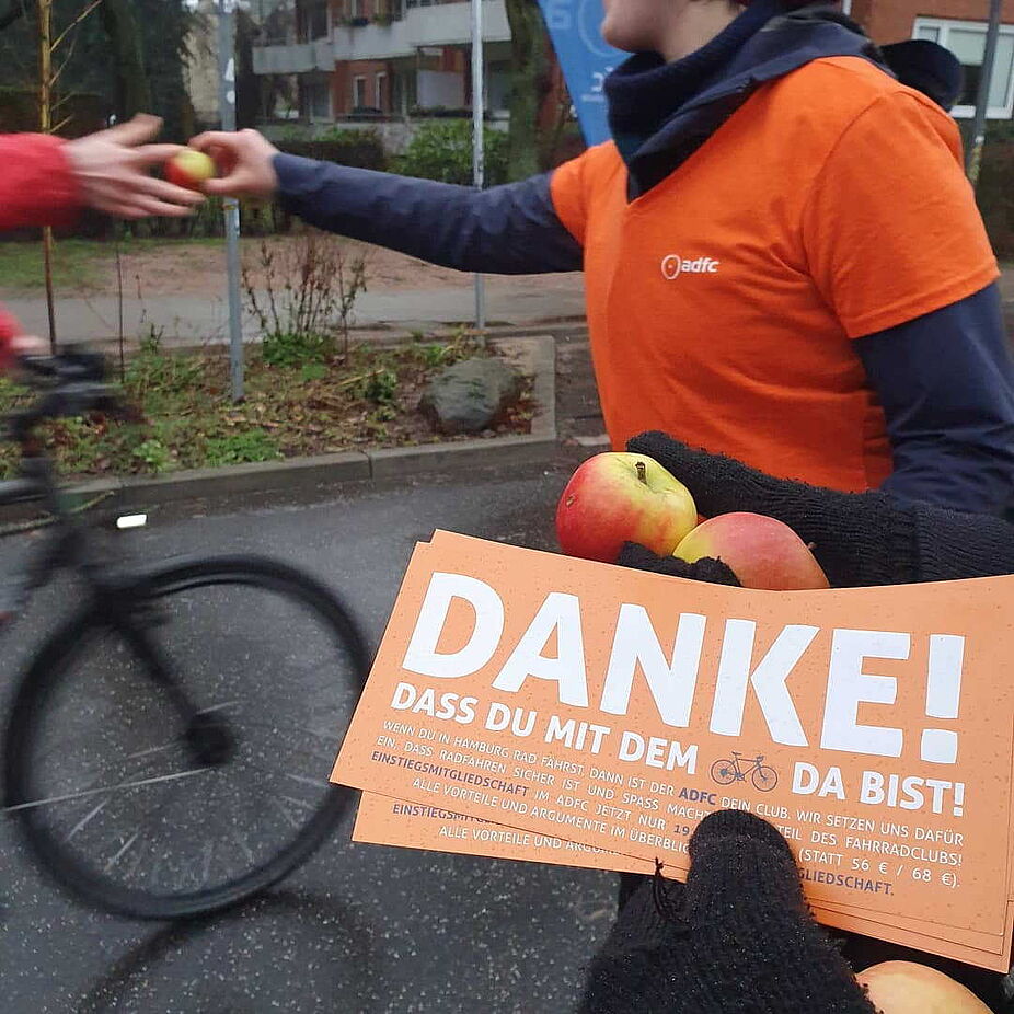 Aktionstag "Winter Bike to Work Day" Flyer mit dem Wort Danke wird an Radfahrer ausgeteilt.