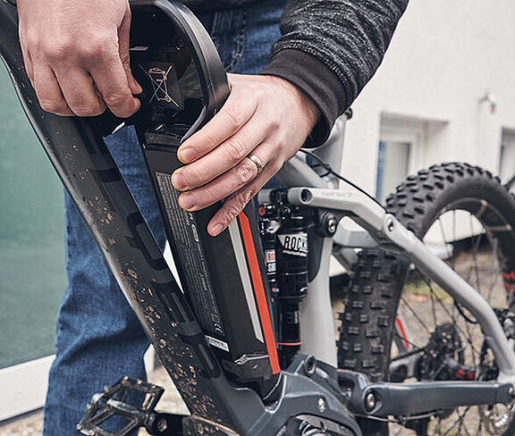  Entnahme eines Pedelec-Akkus am Mountainbike
