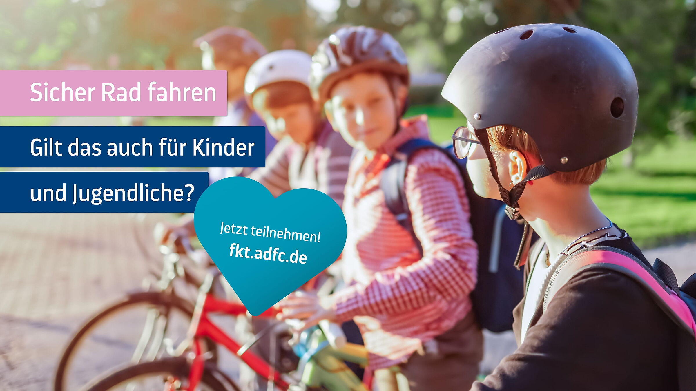 Drei Kinder mit Fahrradhelmen stehen mit ihren Fahrrädern im Grünen. Im Vordergrund ist ein Kind mit schwarzem Helm und Brille zu sehen. Die Grafik fragt, ob sicheres Radfahren auch für Kinder und Jugendliche gilt.